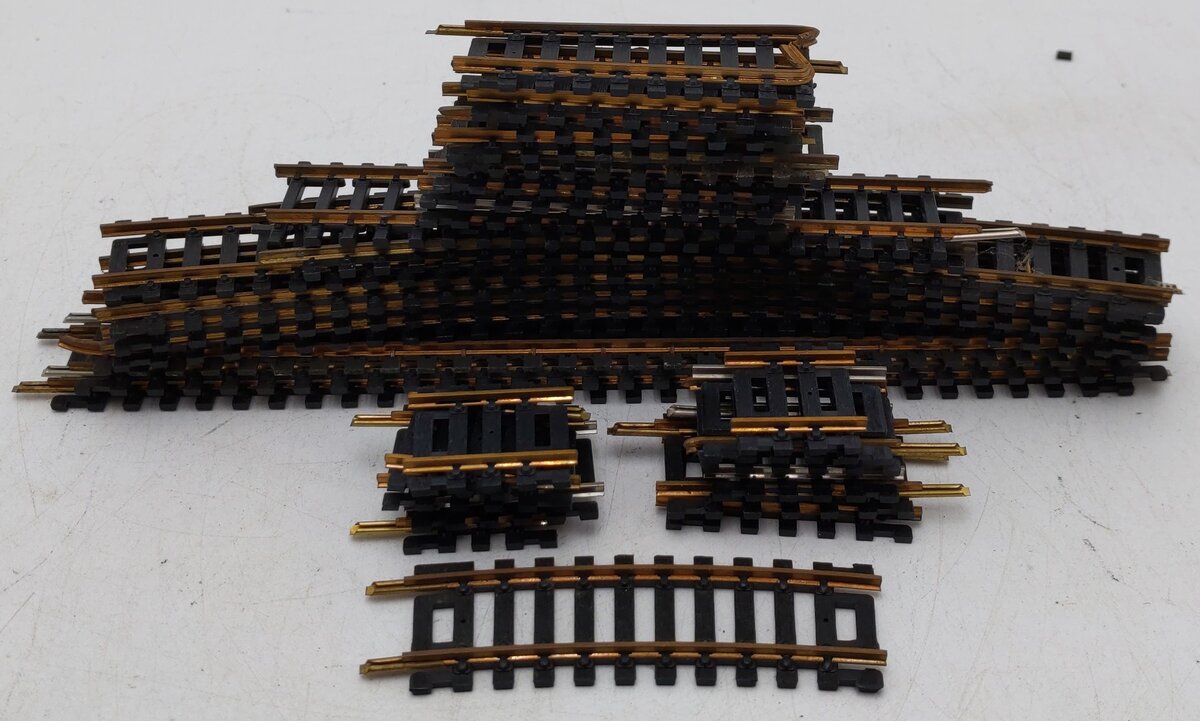 Atlas HO Scale Assorted Curved & Straight Track Sections [29]