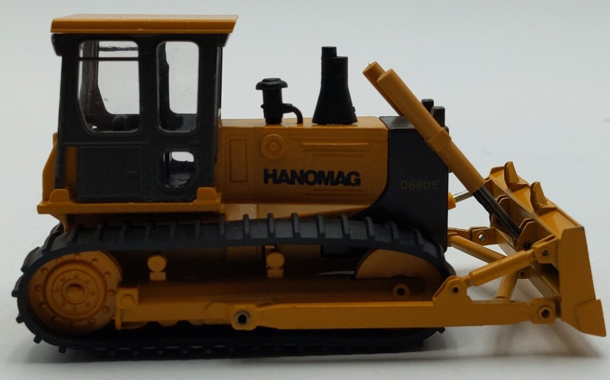 Hanomag IBH 2853 1:50 Diecast D680E Crawler Dozer NIB