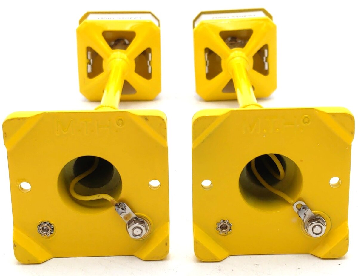 MTH 20-1028 #57 O Scale Yellow Metal Lamp Post Set (Set of 2)