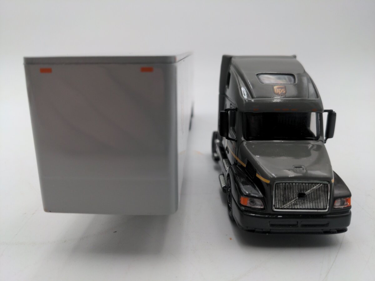 Trucks N' Stuff M3639366 1:64 UPS Freight - Volvo 660 with 53' Dry Van Trailer VG/Box