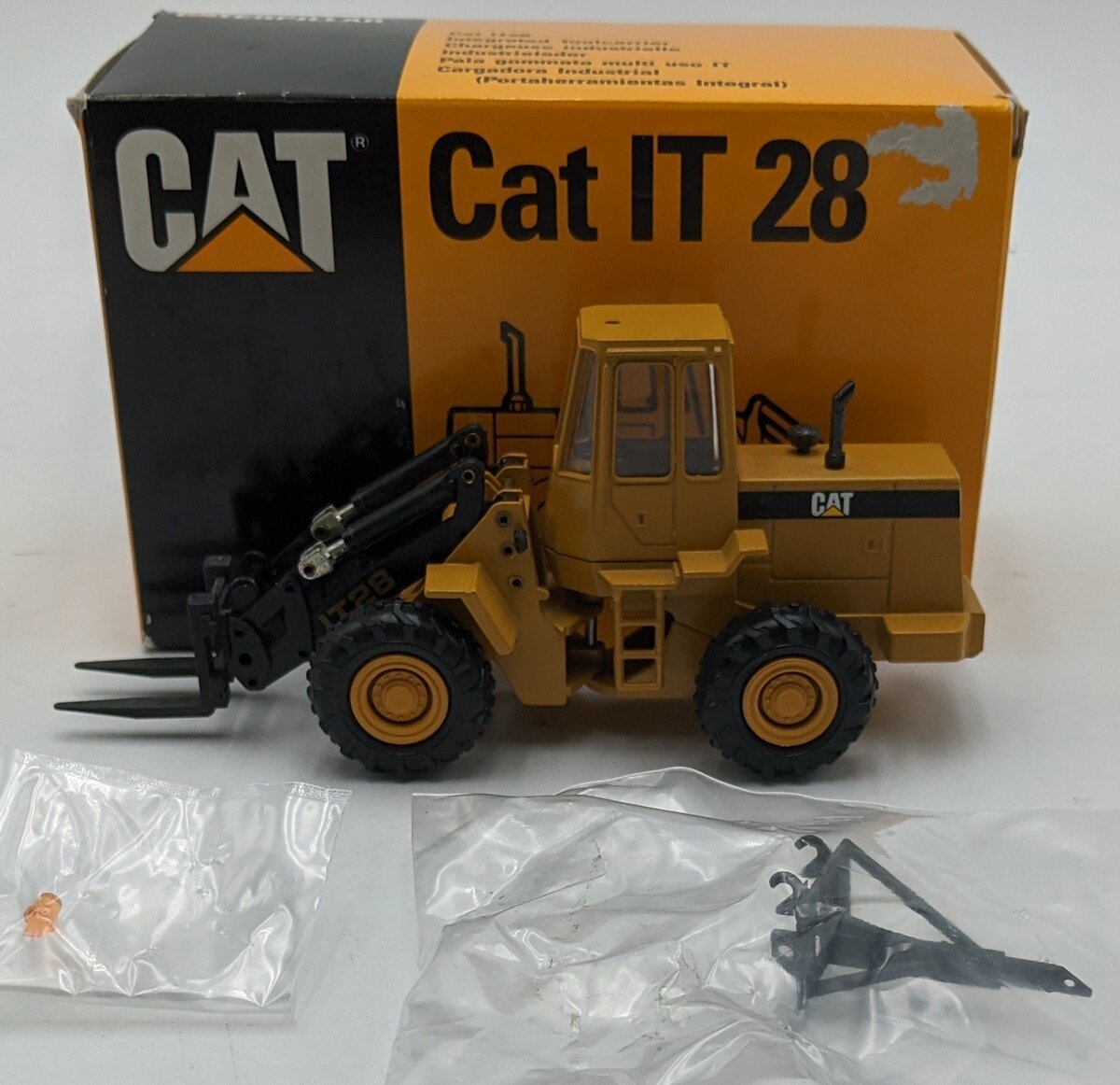 Conrad 2888 1:50 Scale Diecast Caterpillar IT28 Loader NIB