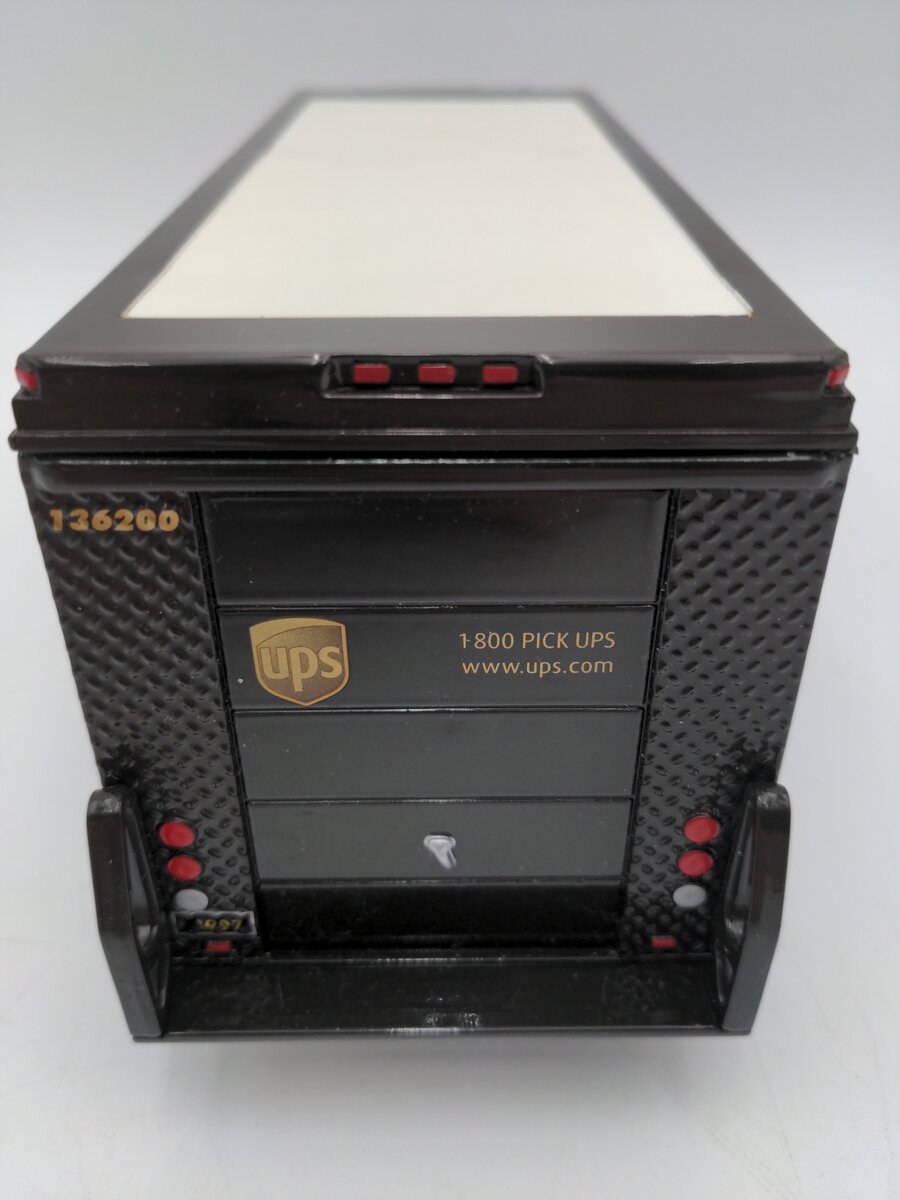 Corporate Express 471125 1:30 Scale Diecast United Parcel P100 1997 Package Car LN/Box