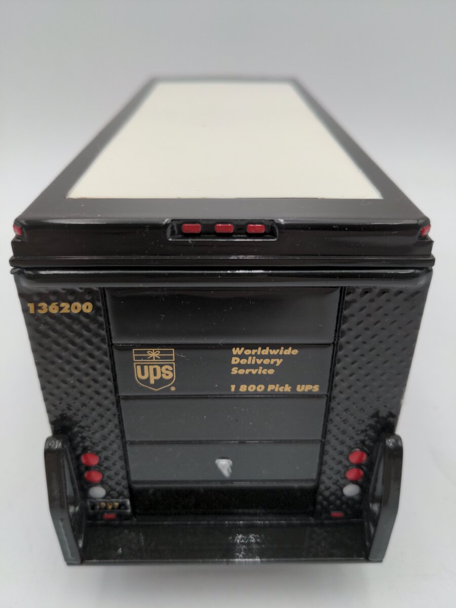 Corporate Express 452480 1:30 Scale Diecast United Parcel P100 1997 Package Car LN/Box