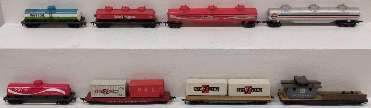 HO Scale Assorted Freight Cars [8]