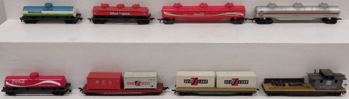 HO Scale Assorted Freight Cars [8]