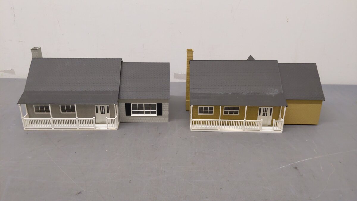 Lionel 6-34113 & 6-34111 O Gauge Assorted Lighted Houses [2] EX