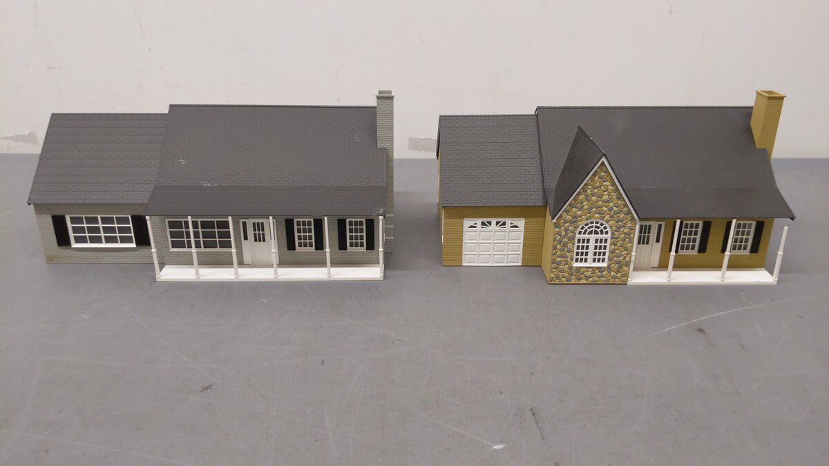 Lionel 6-34113 & 6-34111 O Gauge Assorted Lighted Houses [2] EX