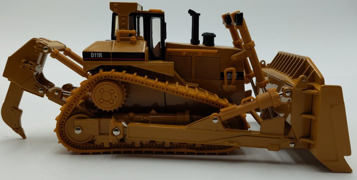 Norscot 55025 1:50 Diecast Caterpillar D11-R Track-Type Construction Bulldozer NIB