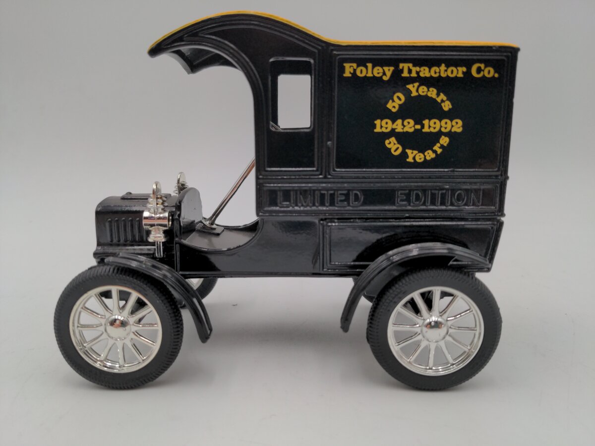 Ertl 4947 1:25 1905 Diecast Delivery Car Bank Caterpillar Foley Tractor LN