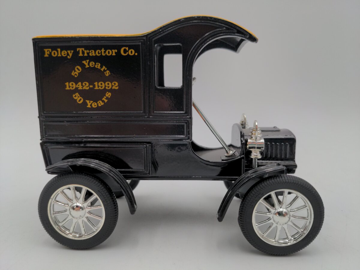 Ertl 4947 1:25 1905 Diecast Delivery Car Bank Caterpillar Foley Tractor LN