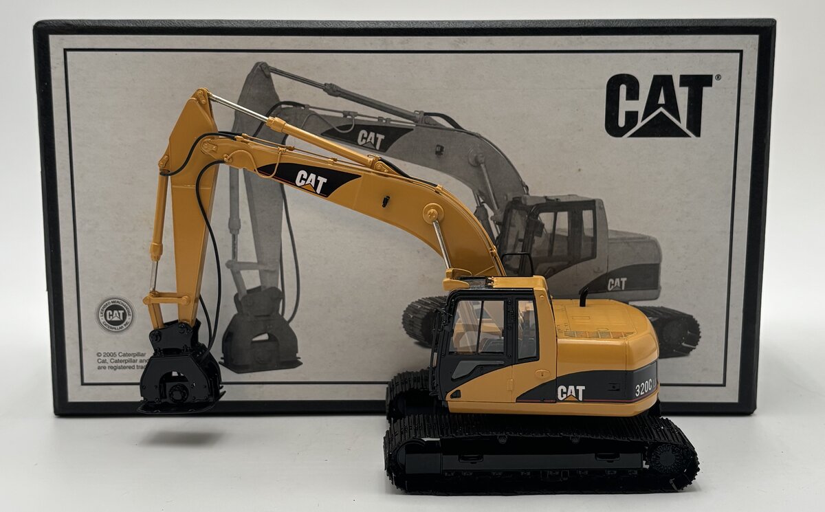 CCM 1:48 CAT 320C LU Excavator w/Compactor Diecast LN/Box