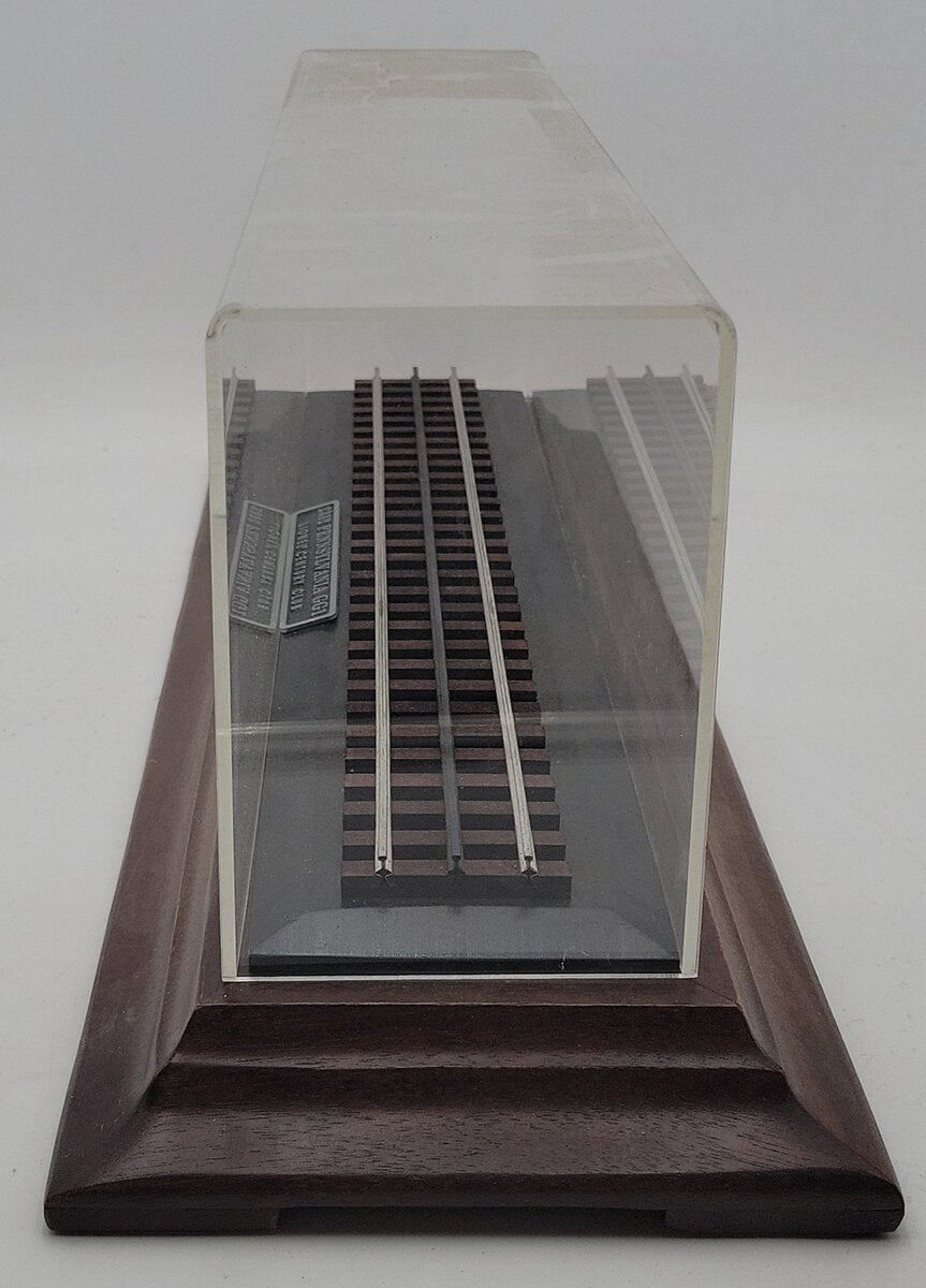 Lionel O Gauge 2332 Pennsylvania GG1 Display Case EX