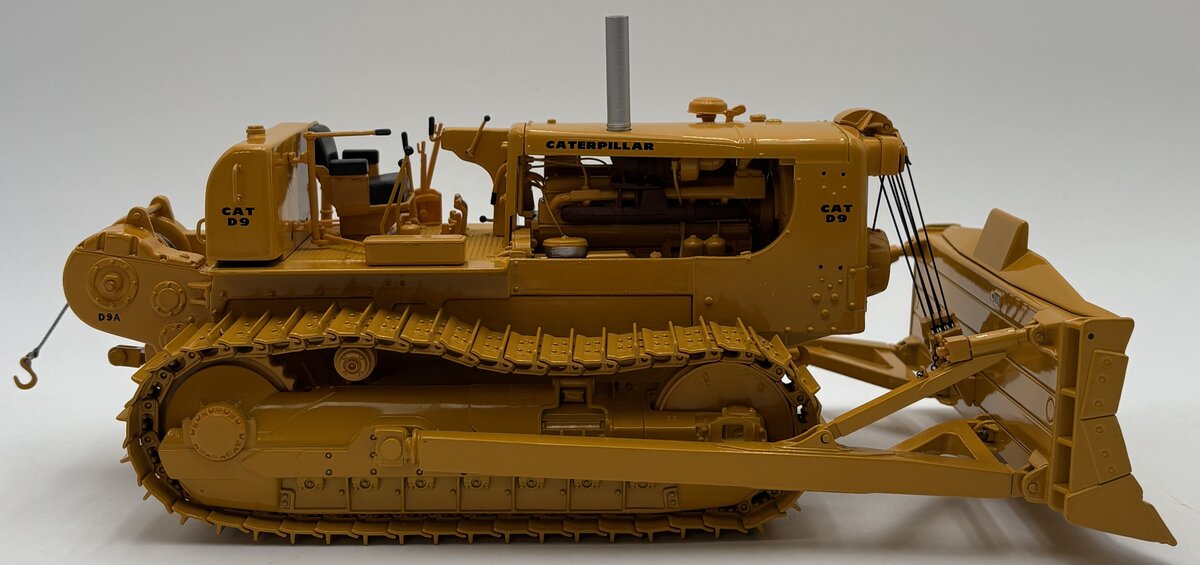 First Gear 49-3060 1:25 CAT D9D Track-Type Tractor w/No. 9s Bulldozer Diecast EX/Box