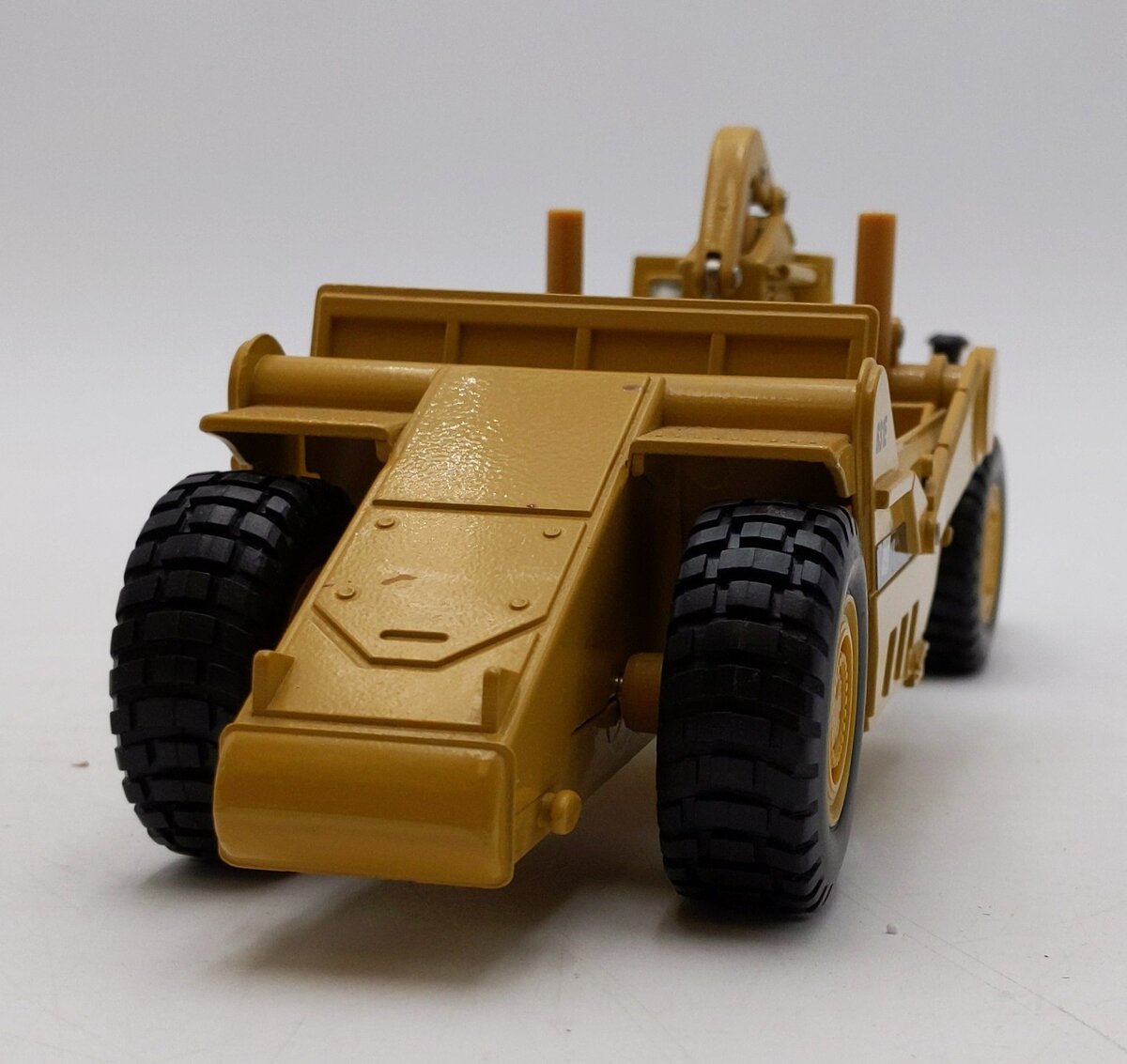 Ertl 2430 1:50 Diecast Mighty Movers Caterpillar 631E Wheel Tractor Scraper NIB