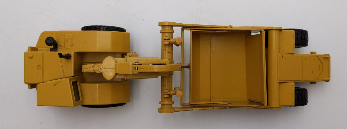 Ertl 2430 1:50 Diecast Mighty Movers Caterpillar 631E Wheel Tractor Scraper NIB