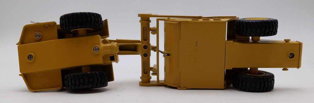 Ertl 2430 1:50 Diecast Mighty Movers Caterpillar 631E Wheel Tractor Scraper NIB