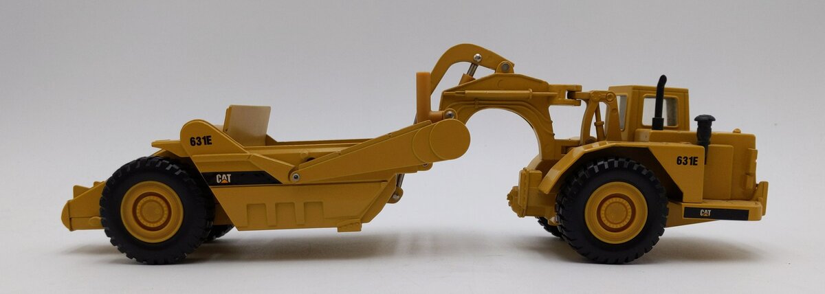 Ertl 2430 1:50 Diecast Mighty Movers Caterpillar 631E Wheel Tractor Scraper NIB