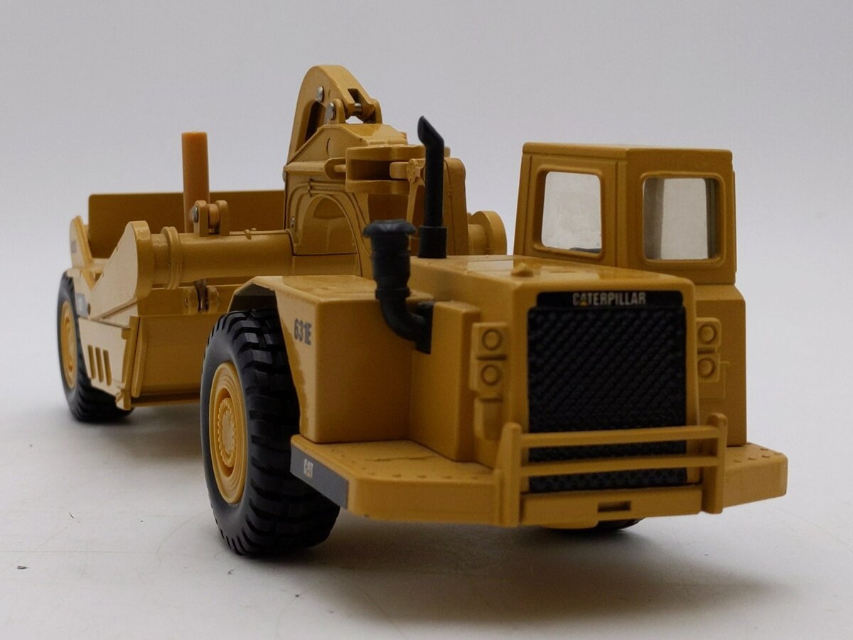 Ertl 2430 1:50 Diecast Mighty Movers Caterpillar 631E Wheel Tractor Scraper NIB