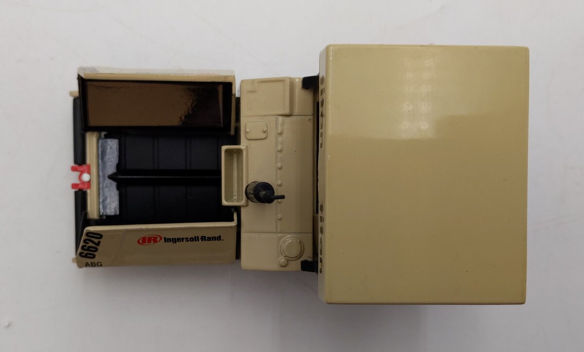 Ingersoll-Rand 1:50 Scale Diecast Titan 6620 Asphalt Paver EX