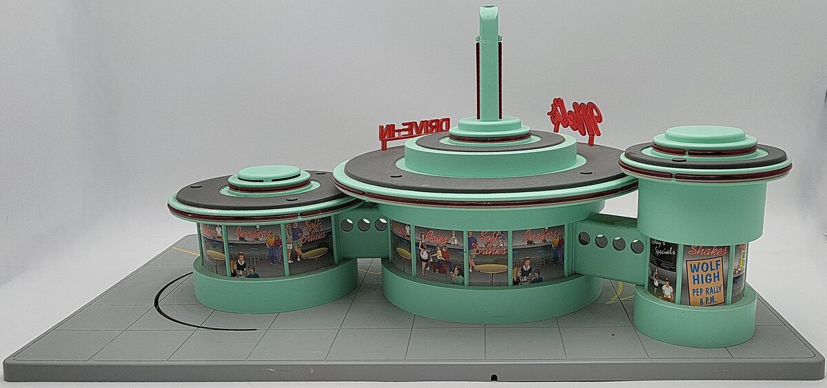 MTH 30-9188 O Gauge Mel's Operating Drive-In Diner VG