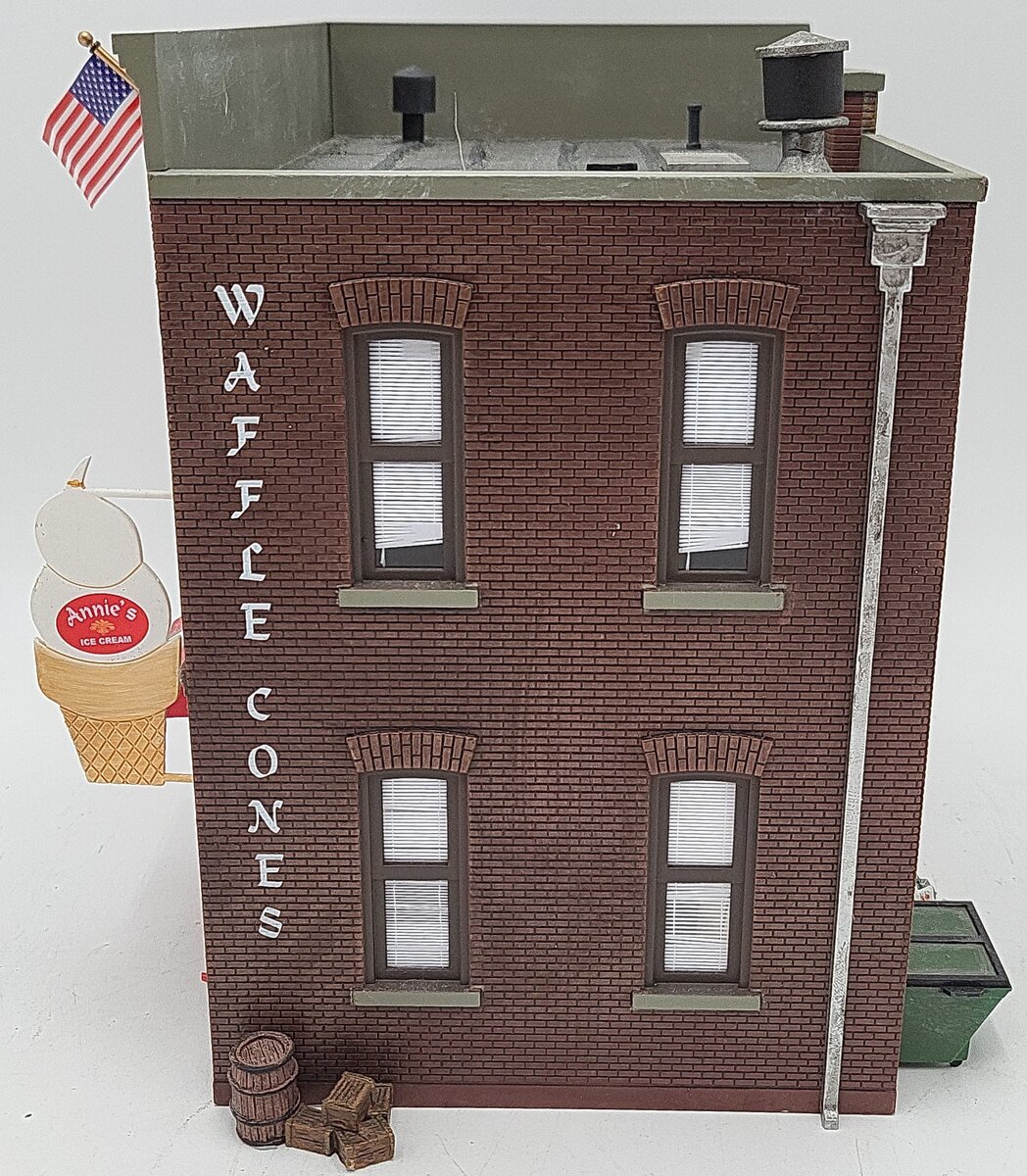 Woodland Scenics BR5844 O Gauge Built-&-Ready Corner Emporium Building VG
