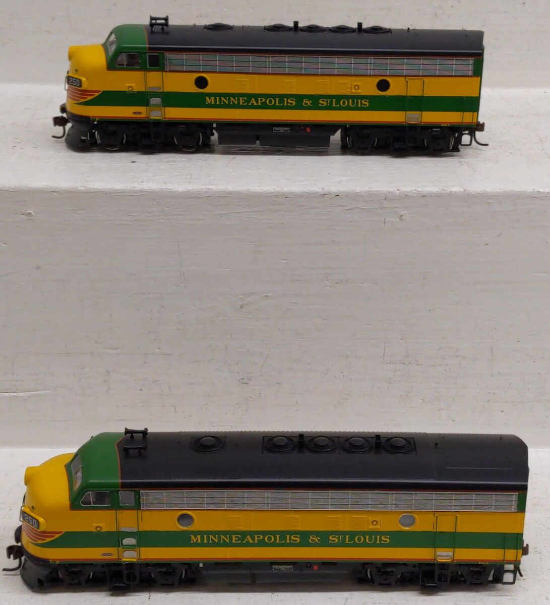 Athearn G22030 HO Scale F-7A Freight Locomotive Set 250-A & 250-C EX/Box
