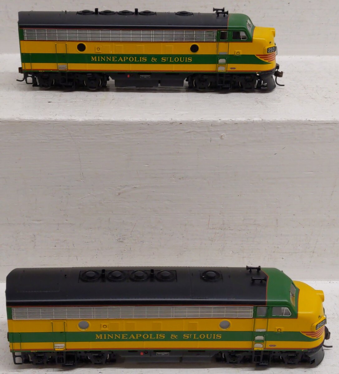 Athearn G22030 HO Scale F-7A Freight Locomotive Set 250-A & 250-C EX/Box