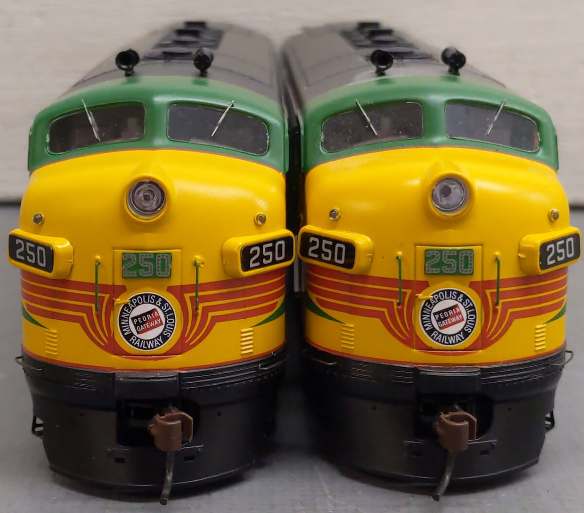 Athearn G22030 HO Scale F-7A Freight Locomotive Set 250-A & 250-C EX/Box