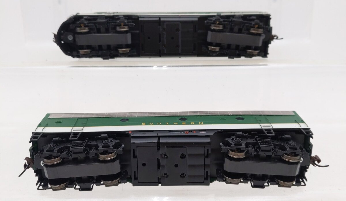 Athearn G2605 HO Scale Southern F-3 AB Diesel Locomotive Set EX/Box