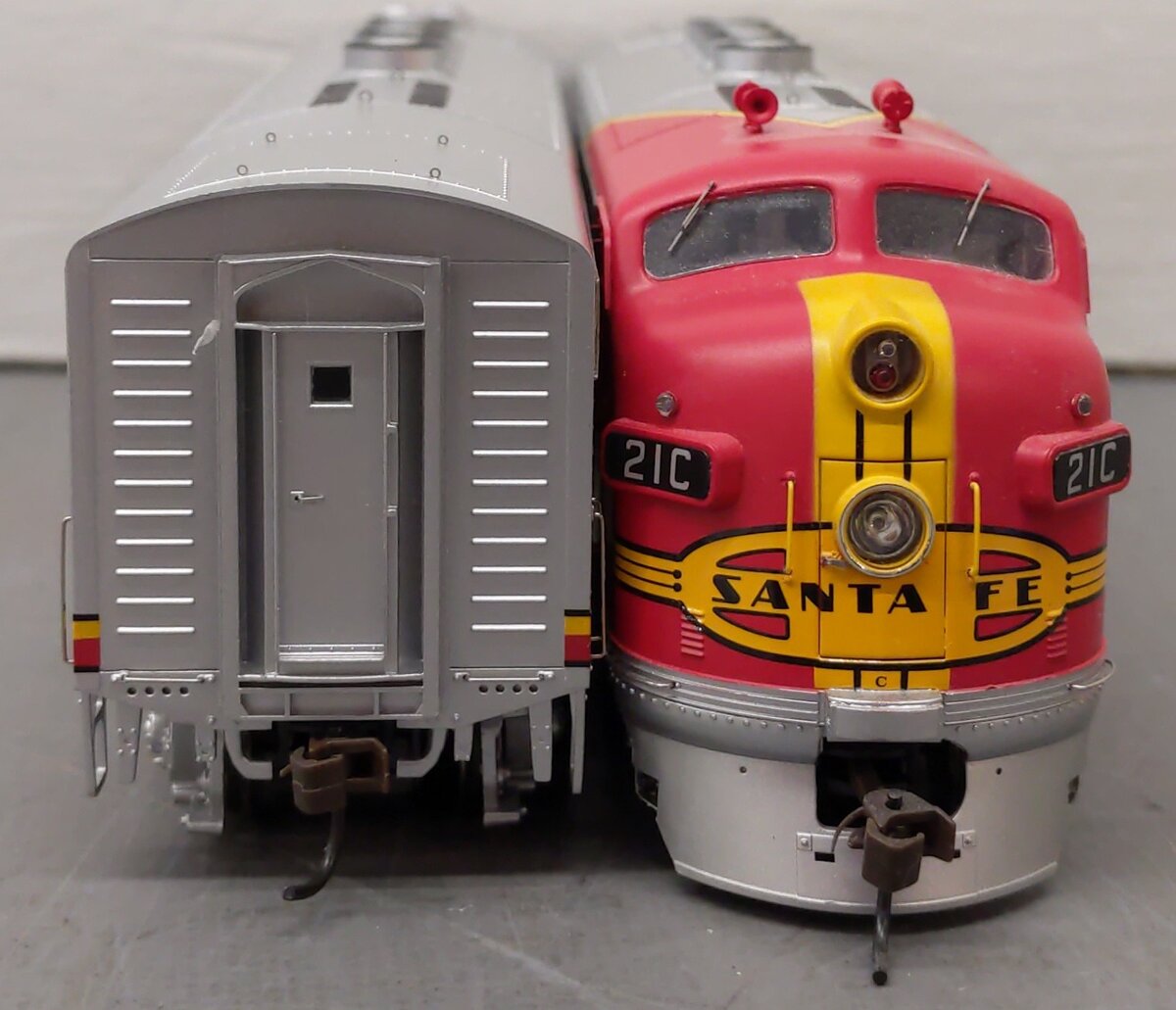Athearn G2607 HO Santa Fe F-3 AB Diesel Set #21C & #21B EX/Box