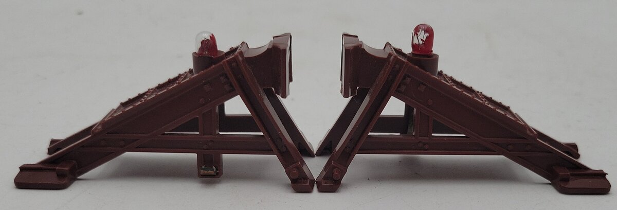 Lionel 6-12715 O and O27 Gauge Illuminated Plastic Bumpers (Set of 2) EX/Box