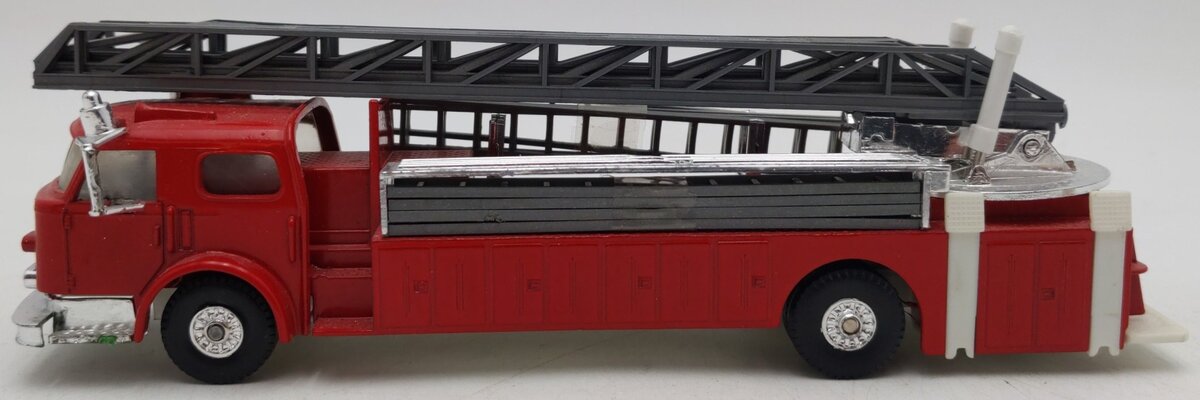 Model Power 7968-2 O Scale Ladder Truck EX