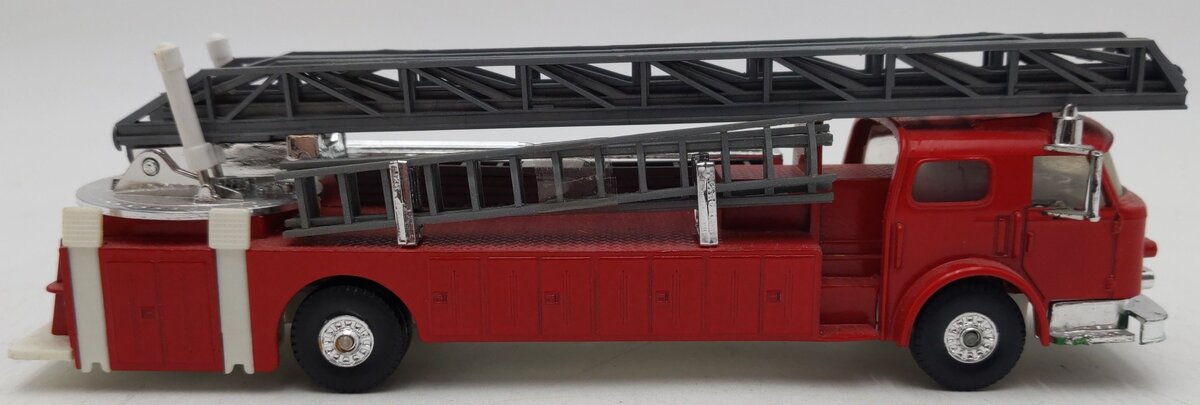 Model Power 7968-2 O Scale Ladder Truck EX