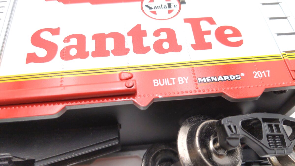 Menards 279-3830 O Gauge Santa Fe Boxcar #4040 EX/Box