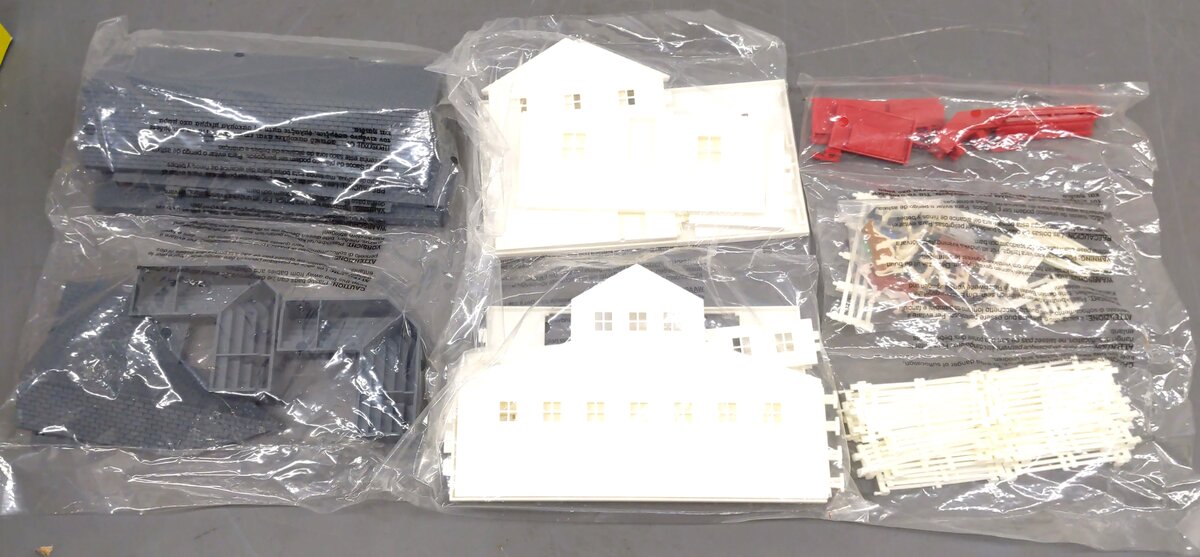 Ertl 4326 S Farm Country Sale Barn Set Plastic Kit NIB