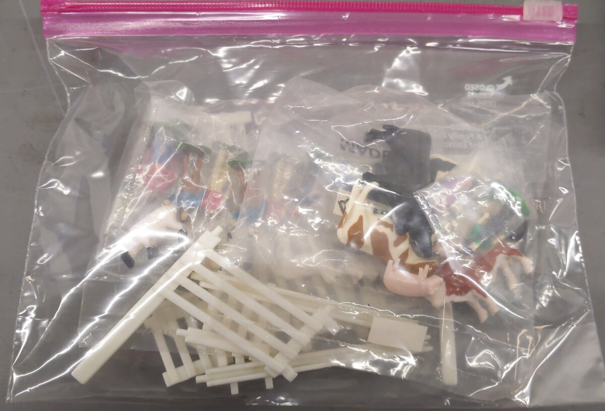 Ertl 4326 S Farm Country Sale Barn Set Plastic Kit LN/Box