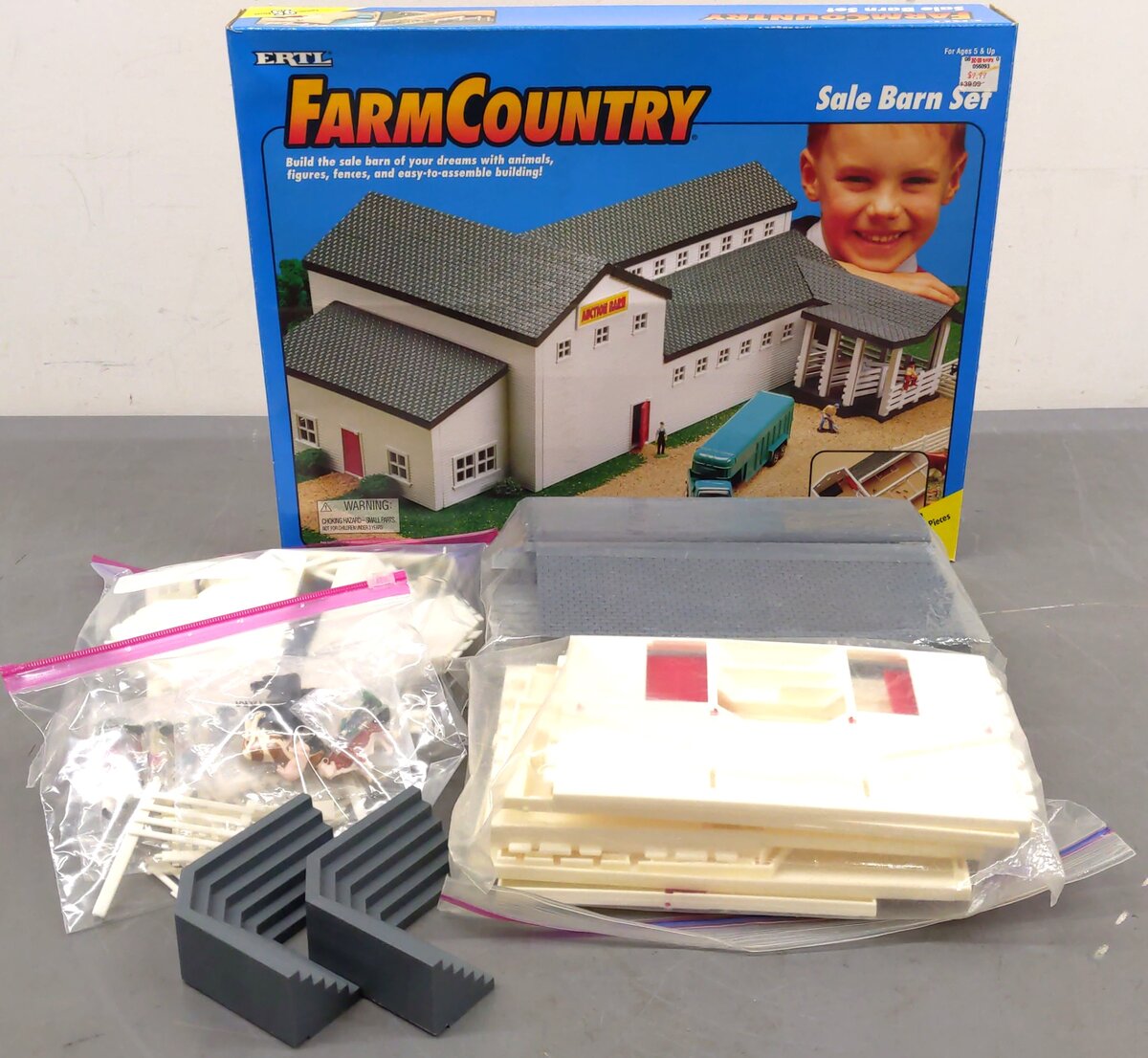 Ertl 4326 S Farm Country Sale Barn Set Plastic Kit LN/Box