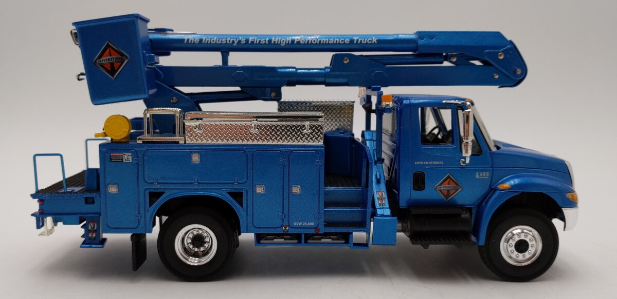 First Gear 19-2828 1:34 Scale Die Cast 2002 International Utility Truck NIB