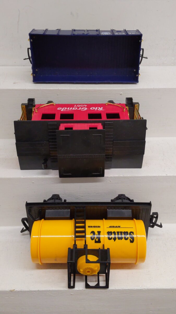 EZTec G Scale Assorted Freight Cars [3] EX