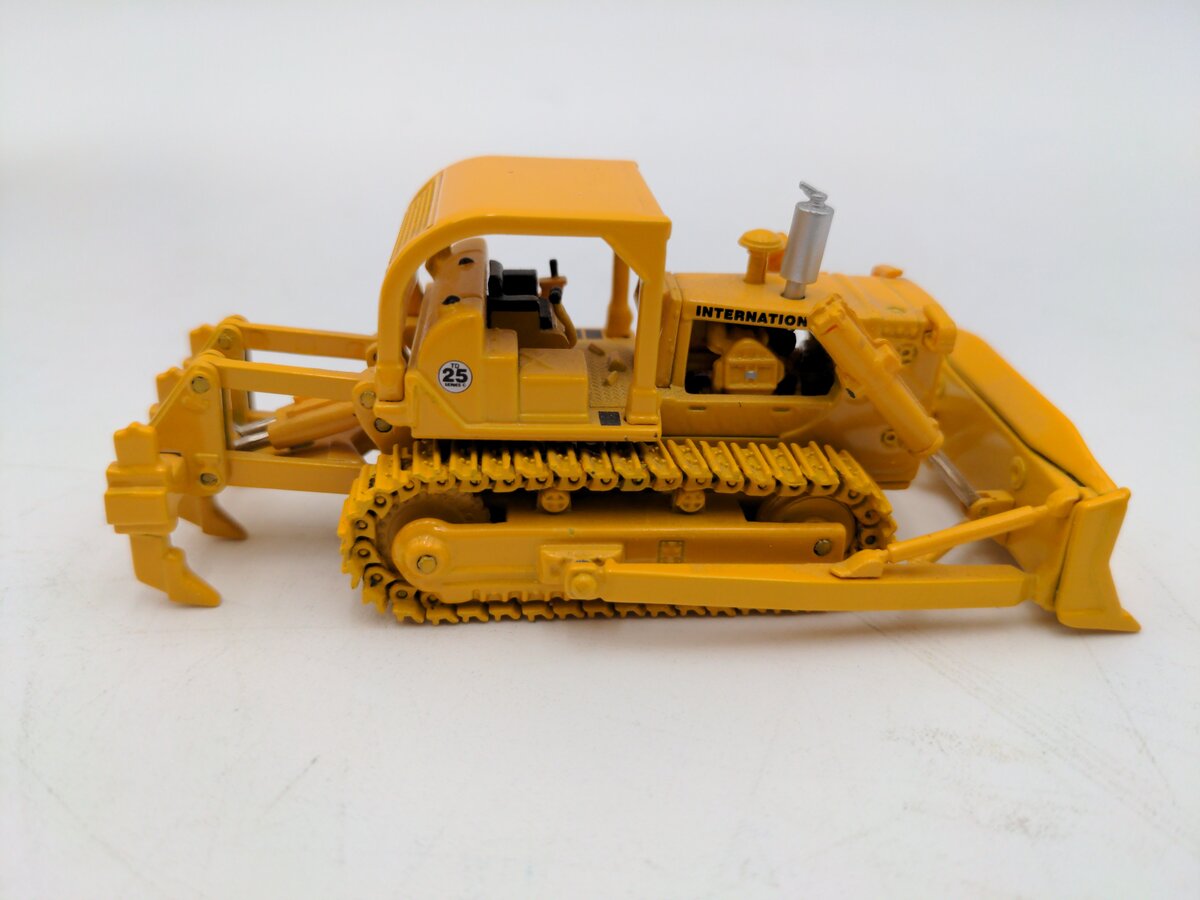 First Gear 80-0303 1:87 Diecast TD-25 International Harvester Crawler W/Ripper VG/Box