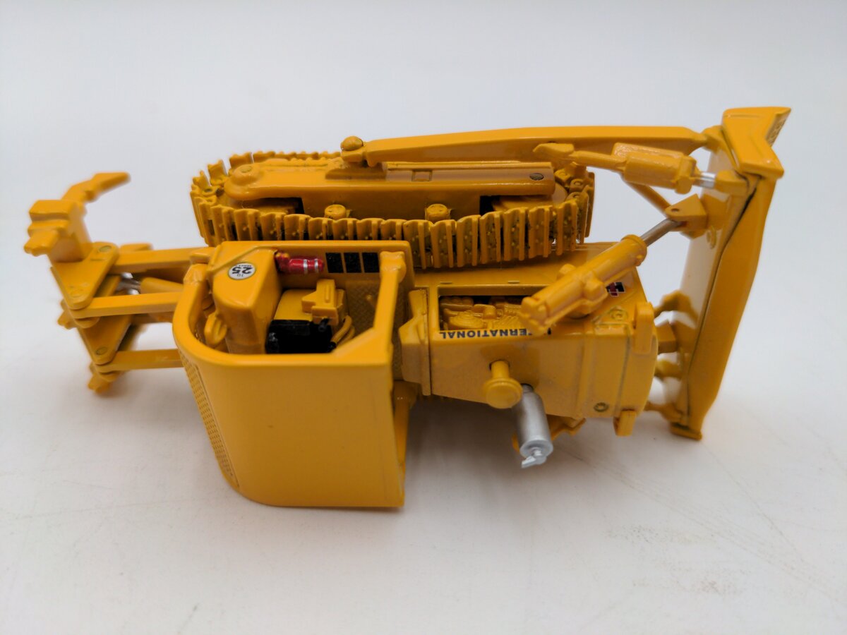 First Gear 80-0303 1:87 Diecast TD-25 International Harvester Crawler W/Ripper VG/Box