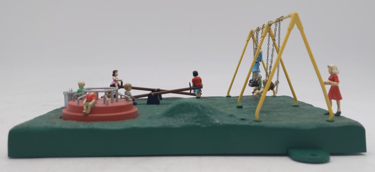 Lionel 6-82104 O Lionellville Plug-n' Playtime Animated Playground VG