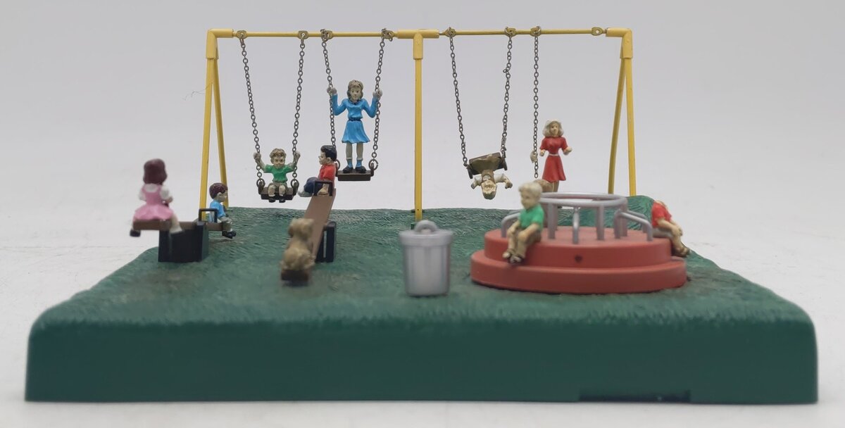 Lionel 6-82104 O Lionellville Plug-n' Playtime Animated Playground VG