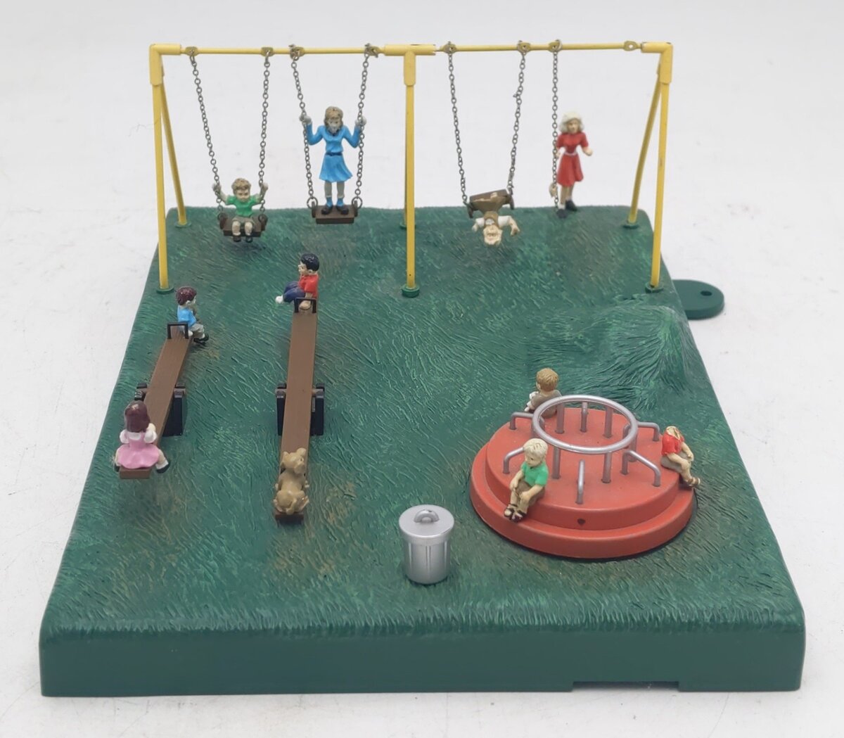 Lionel 6-82104 O Lionellville Plug-n' Playtime Animated Playground VG