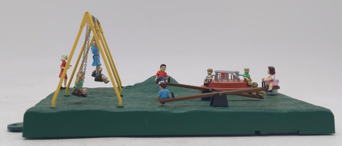 Lionel 6-82104 O Lionellville Plug-n' Playtime Animated Playground VG