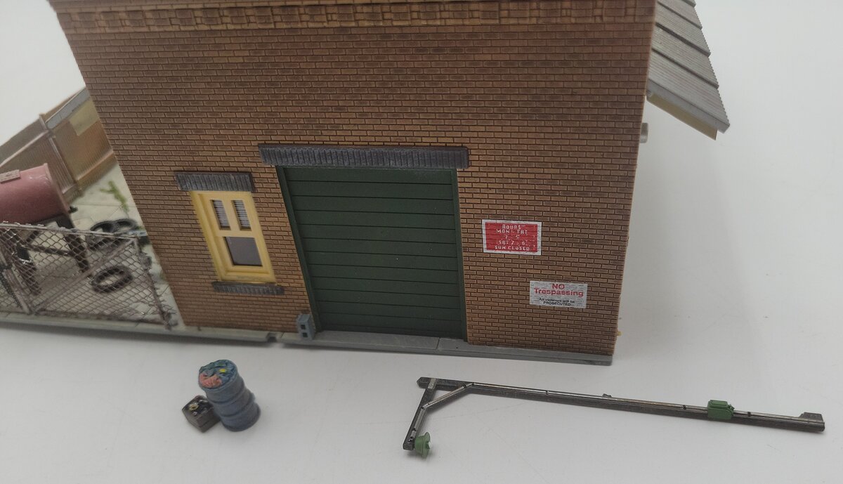 Woodland Scenics BR5846 O Built-&-Ready Deuce's Bike Shop Building VG