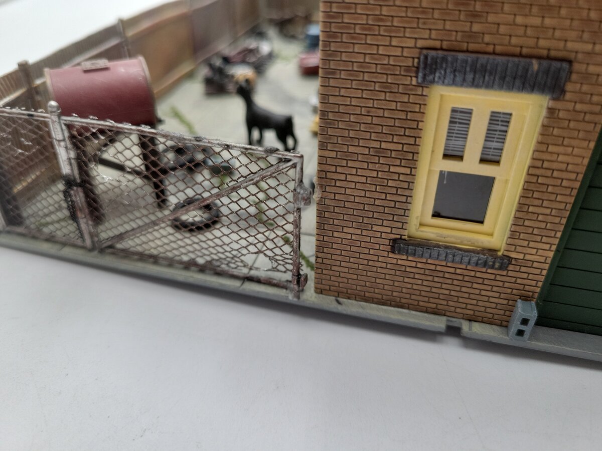 Woodland Scenics BR5846 O Built-&-Ready Deuce's Bike Shop Building VG