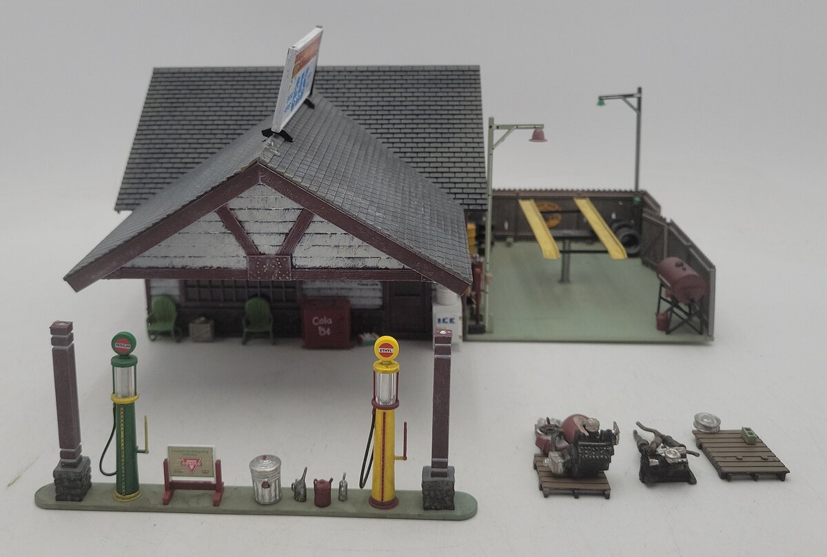 Woodland Scenics BR5849 O Built-&-Ready Ethyl's Gas & Service Building VG