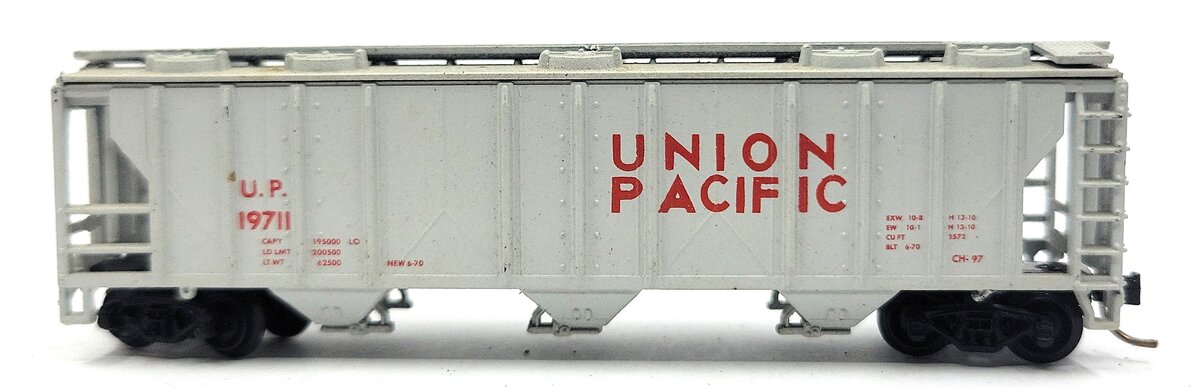 Atlas 3720 N Scale Union Pacific 3-Bay Covered Hopper #19711 LN/Box