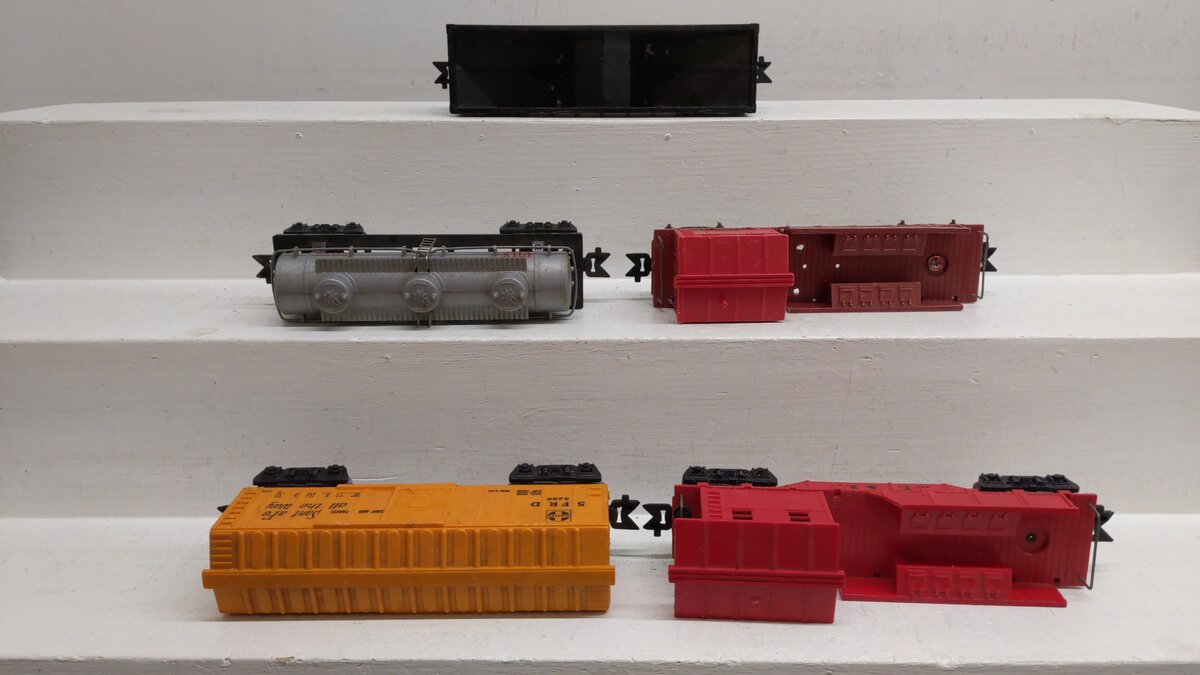 Marx Vintage O Gauge Train Cars 284, 586, 21429, 3280 And Unnumbered Caboose [5] VG